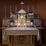Al centro domina la scena un antico altare in marmo (spostato qui dalla cappella demolita della vecchia chiesa)...